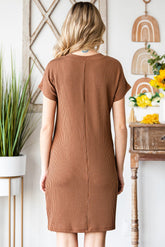 Robe côtelée à col rond et manches courtes